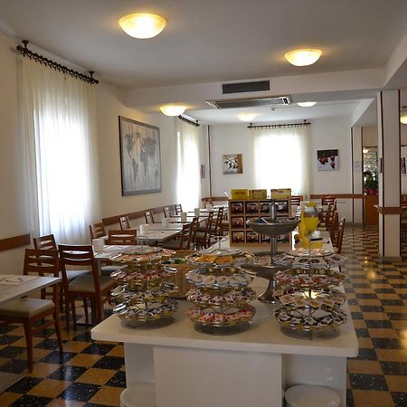 Albergo Larenzia Cattolica Buitenkant foto