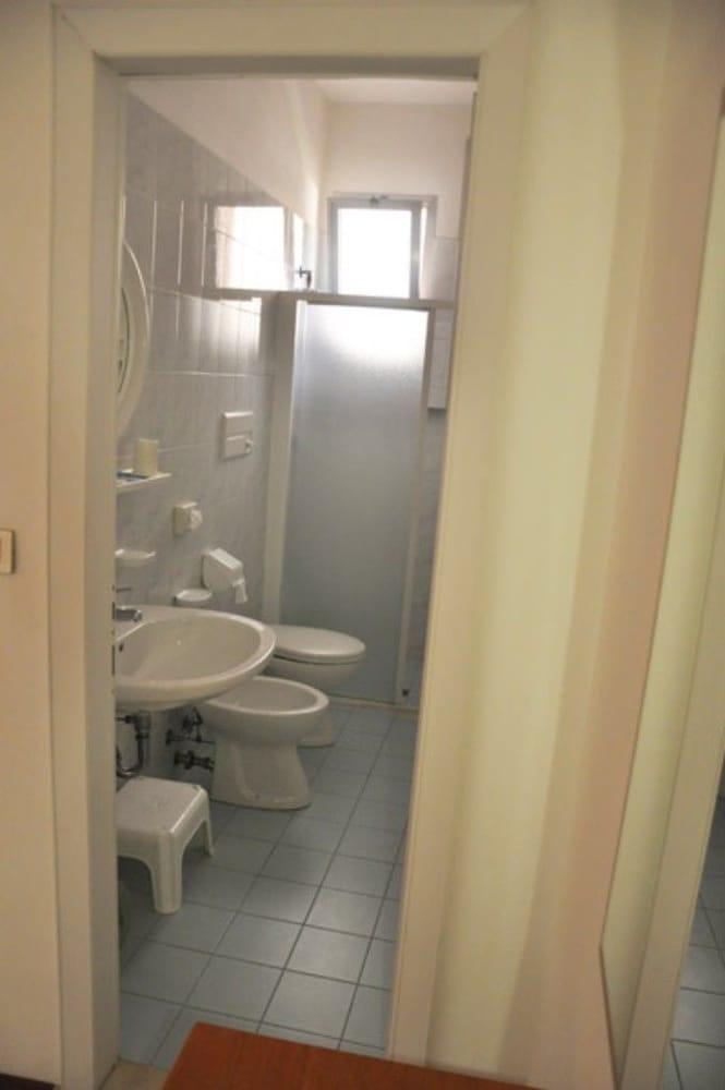 Albergo Larenzia Cattolica Buitenkant foto