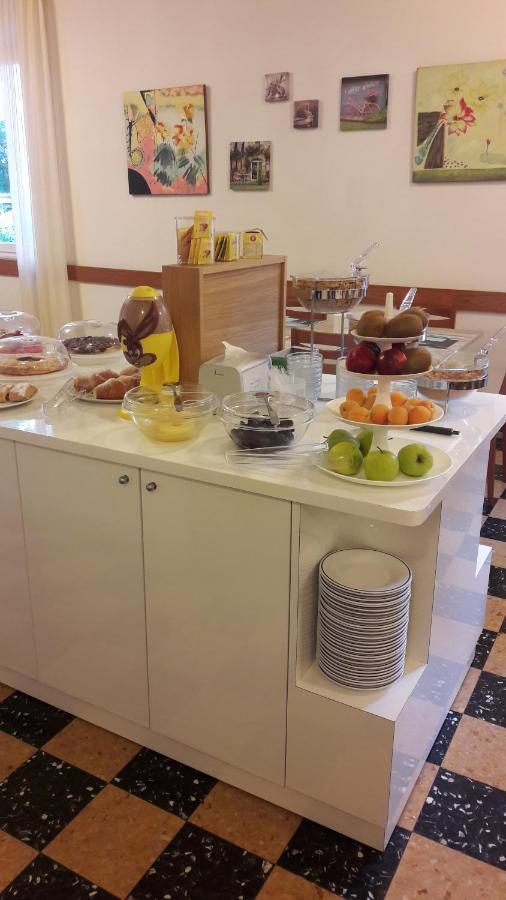 Albergo Larenzia Cattolica Buitenkant foto