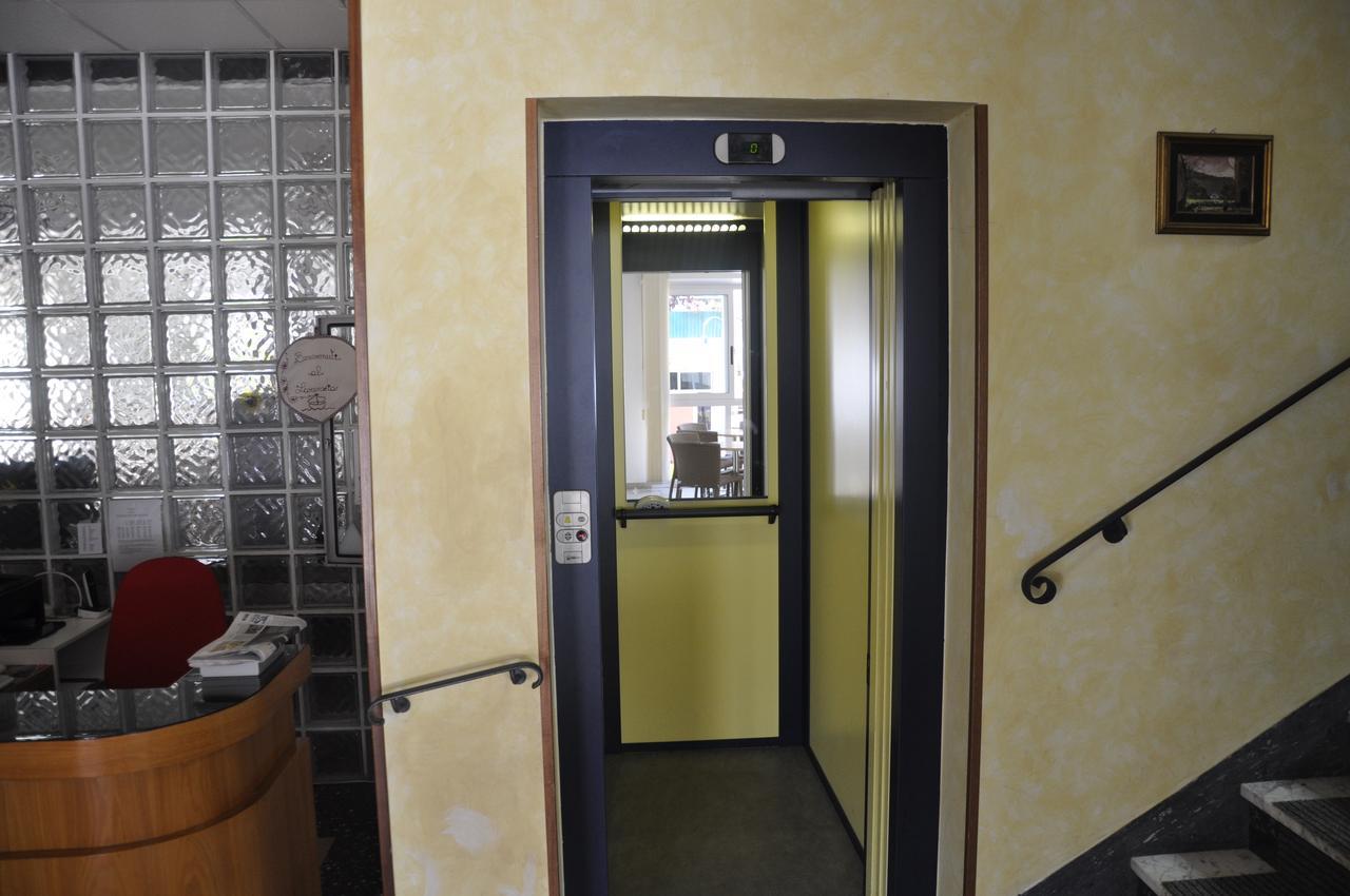 Albergo Larenzia Cattolica Buitenkant foto