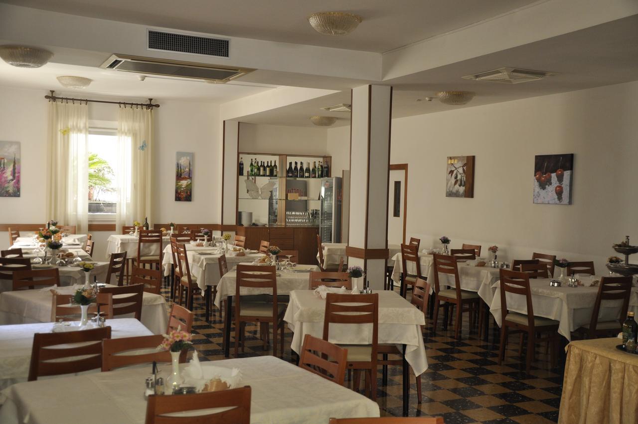 Albergo Larenzia Cattolica Buitenkant foto