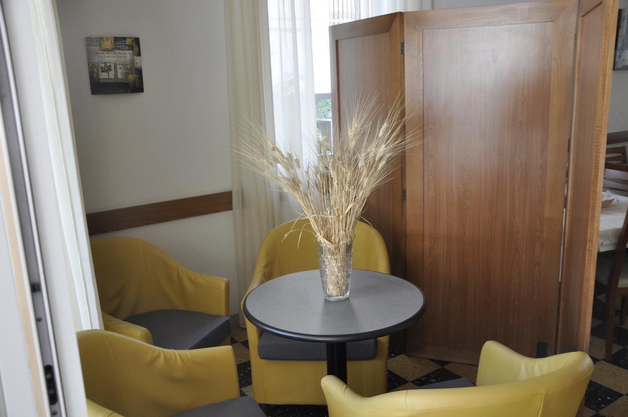 Albergo Larenzia Cattolica Buitenkant foto