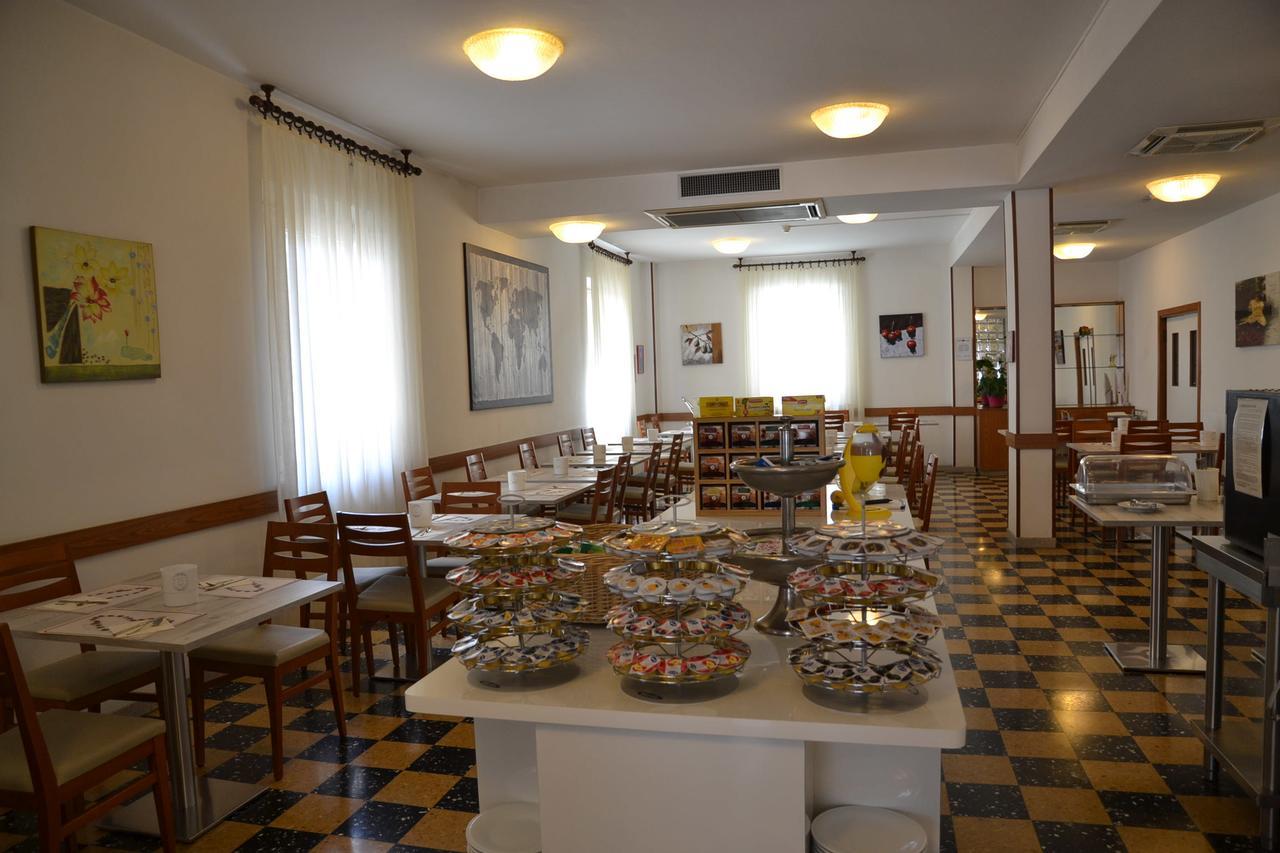 Albergo Larenzia Cattolica Buitenkant foto