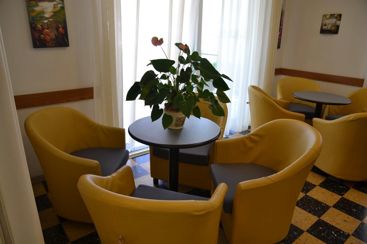 Albergo Larenzia Cattolica Buitenkant foto