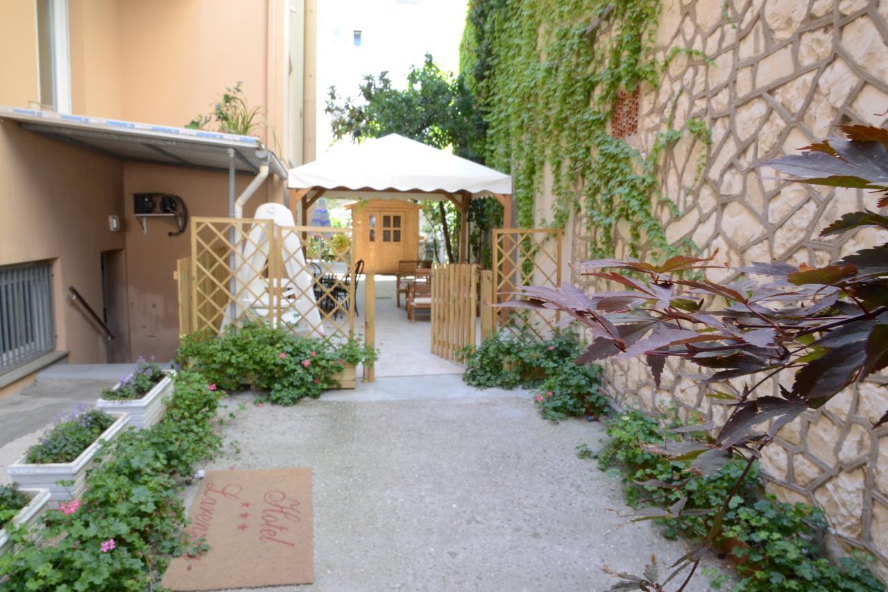 Albergo Larenzia Cattolica Buitenkant foto