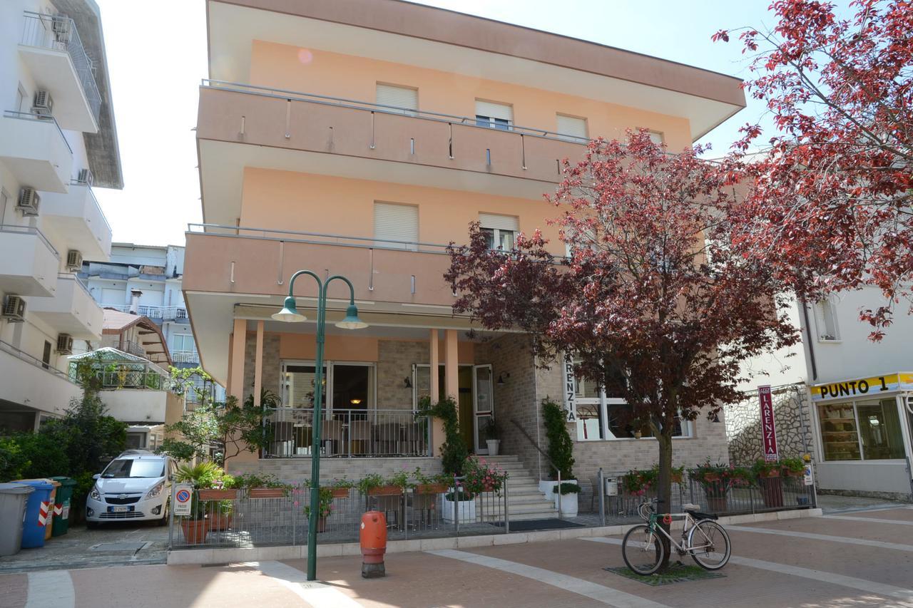 Albergo Larenzia Cattolica Buitenkant foto